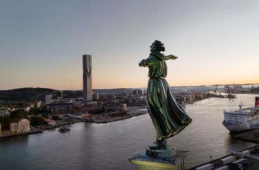 Statyn sjömanshustrun blickar ut över Hisingen. Foto: Lo Birgersson