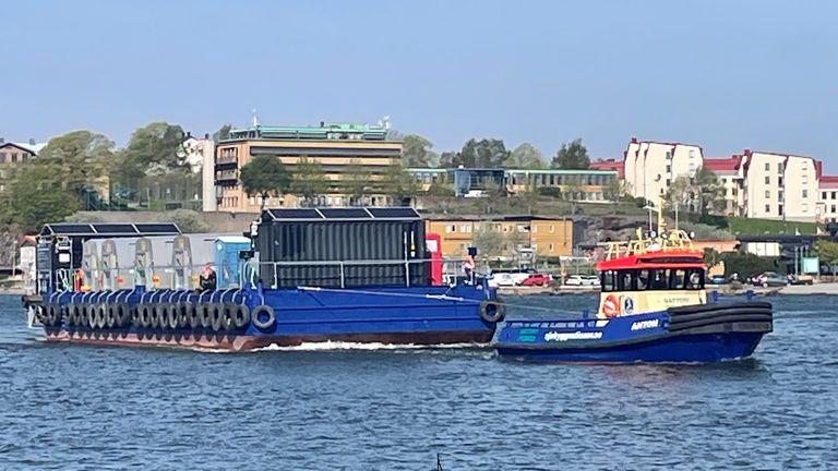 Eldrivna bogserbåten Anton drar återvinningspråmen
