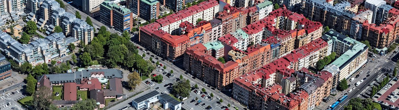 Flygvy av Engelbrektsgatan med bilväg och byggnader med rött tak.