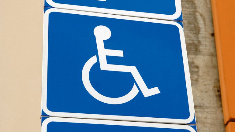 Närbild på skylt för parkering för rörelsehindrade