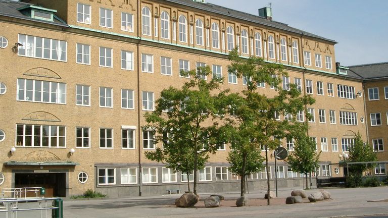 Bild på Kungsladugårdsskolans gula tegelbyggnad
