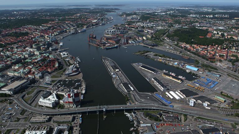 Flygbild som visar Skeppsbron på vänster sida och Frihamnen på höger sida om älven