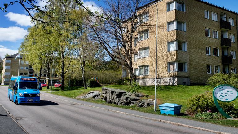 Bild på färdtjänstfordon som kör på en gata i Göteborg.